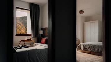 6 bedrooms, desk, free WiFi, bed sheets