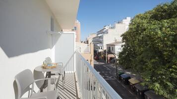 Superior Twin Room, Balcony | Minibar, in-room safe, individually decorated, individually furnished