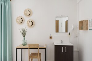 Superior Twin Room, Balcony | Minibar, in-room safe, individually decorated, individually furnished - Forenna Hostel - Adults Only (Palma de Mallorca)