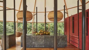 Un intérieur moderne, à aire ouverte, avec un plafond haut et une abondance de lumière naturelle.