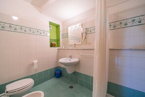 Douche, sèche-cheveux