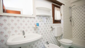 A bathroom with a sink, bidet, toilet, and shower. - APP.TI MORCONE - MORCONE BILO 4 (Capoliveri)