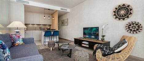 Een televisie en een tafeltennistafel