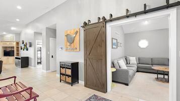 Een televisie, een open haard, een tafeltennistafel en boeken