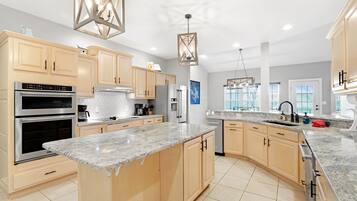 KylskÄp, mikrovÄgsugn, ugn och spishÀll