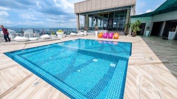 2 outdoor pools