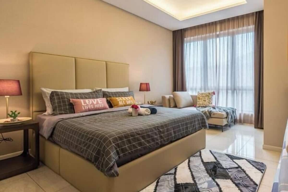 Studio Suite | Seprai premium, meja kerja, dan ruang kerja ramah laptop