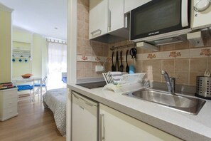 Frigorifero, microonde, piano cottura, macchina per tè/caffè