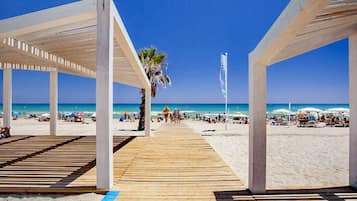 NĂ€ra stranden, solstolar och strandhanddukar