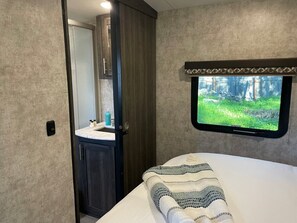 1 slaapkamer, een strijkplank/strijkijzer, gratis wifi, beddengoed