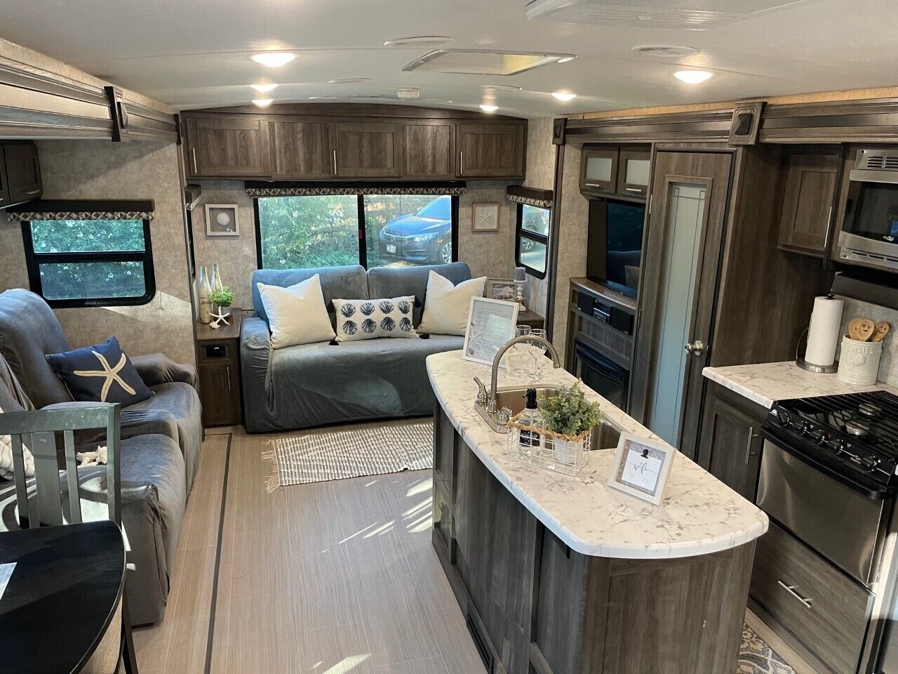 Una Smart TV, una chimenea, un reproductor de DVD, una videoteca