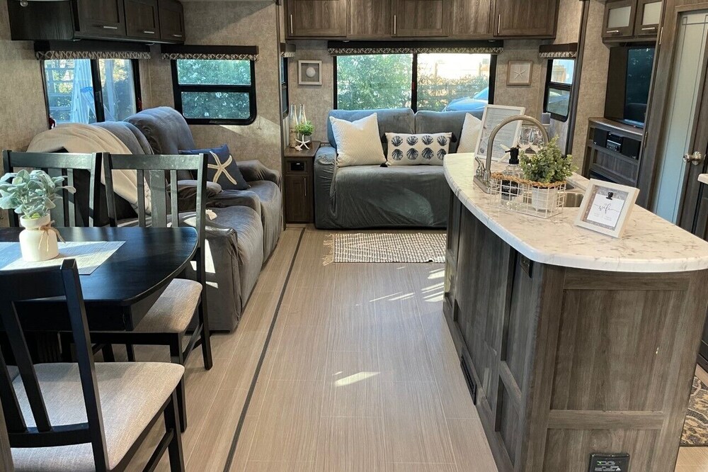 Fully sanitized with bbq & lawn, super soft linens, safe, country setting