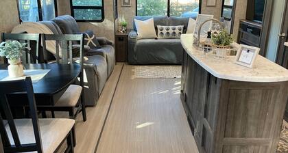 Fully sanitized with bbq & lawn, super soft linens, safe, country setting