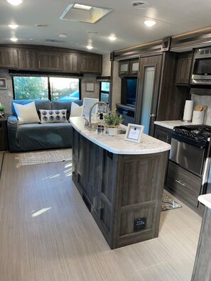 Een koelkast, een microgolfoven, een oven, een kookplaat