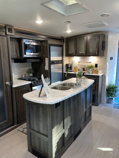 Fully sanitized with bbq & lawn, super soft linens, safe, country setting