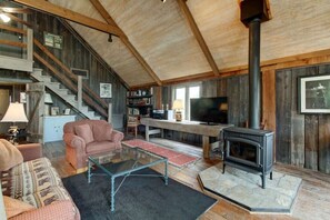 Téléviseur, livres, services de diffusion en continu