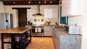 Frigorifero, microonde, forno, piano cottura