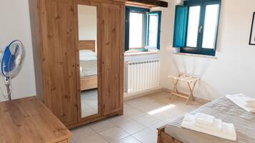 4 Schlafzimmer, Schreibtisch, Bügeleisen/Bügelbrett, Reisekinderbett