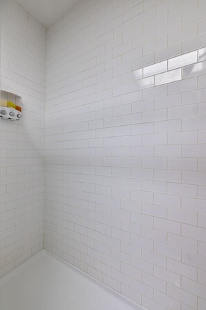 Combined shower/bathtub, towels, toilet paper - Great location near shopping 3bd/2bth (San Angelo)