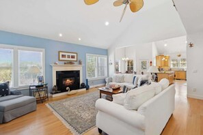 Smart TV, fireplace, video games, stereo - Hampton Retreat Available for August (Southampton)