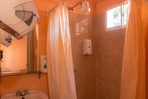 Comfort Double Room | Bathroom shower - Ecotel (Managua)