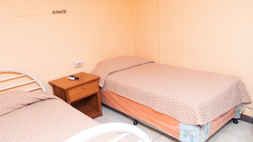 Standard Twin Room | Gebar bulu kapas, peti besi dalam bilik, langsir/tirai gelap terus