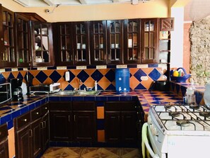 Quarto casal conforto | Cozinha compartilhada | Refrigerador em uma área comum, micro-ondas, fogão, torradeira