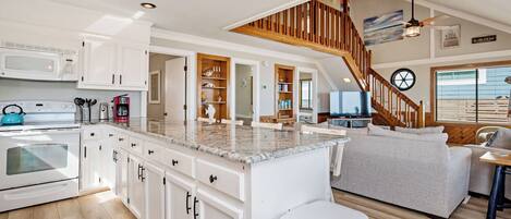 Diskmaskin, kaffe- och tebryggare, grytor/köksredskap och ismaskin