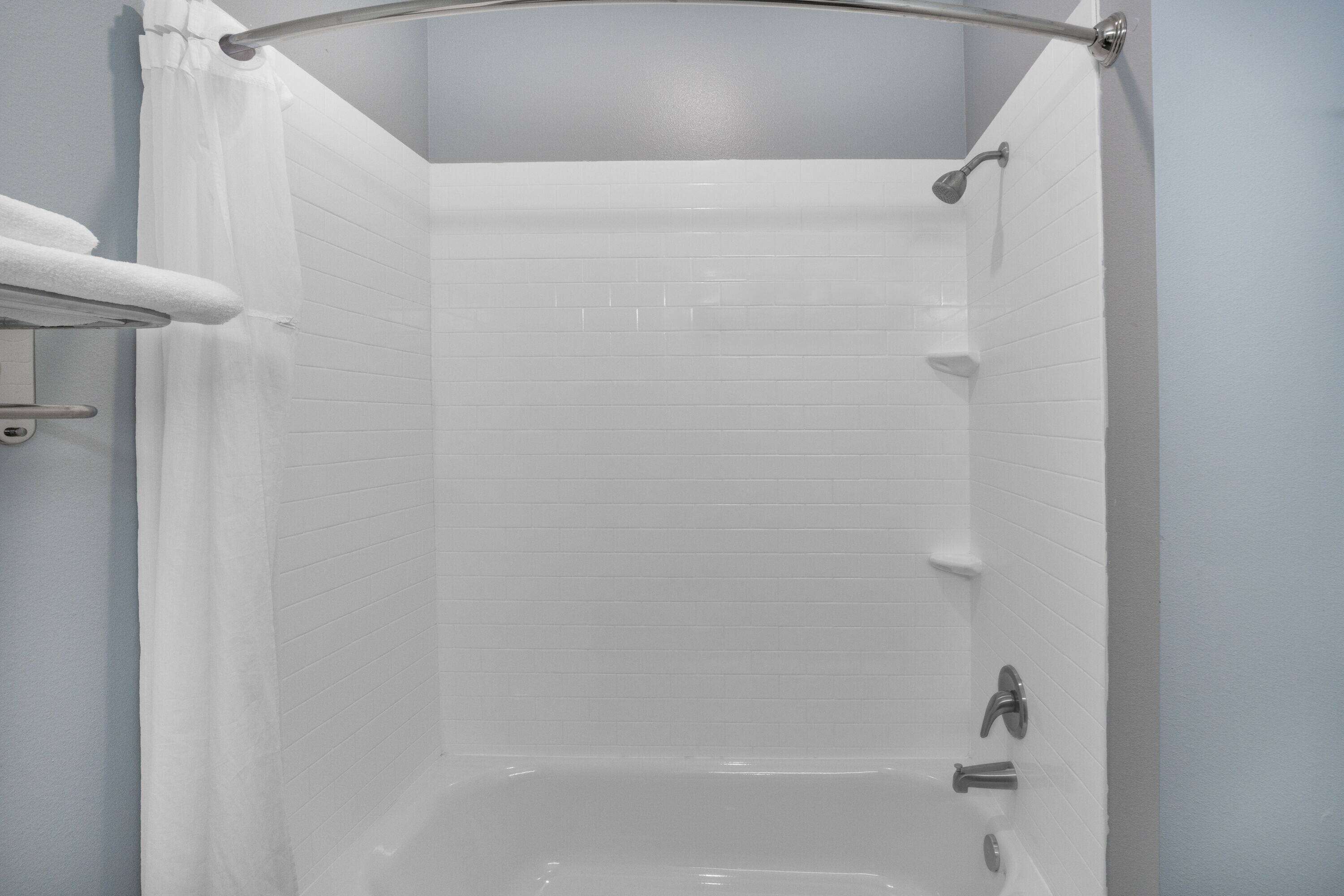 combined shower/bathtub, towels