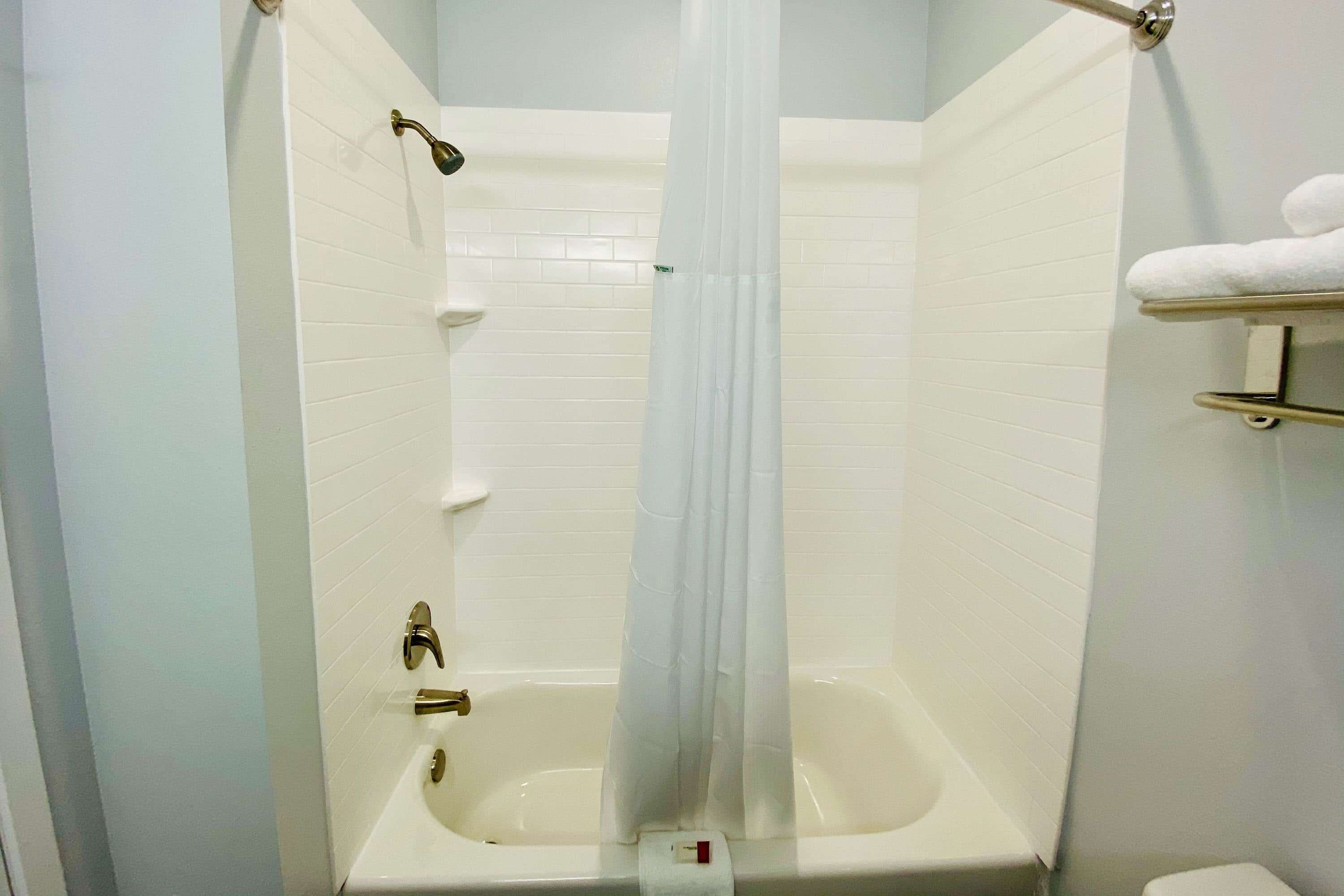 combined shower/bathtub, towels