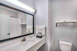 Combined shower/bathtub, towels - Days Inn & Suites by Wyndham Horn Lake/Memphis Graceland (Horn Lake)