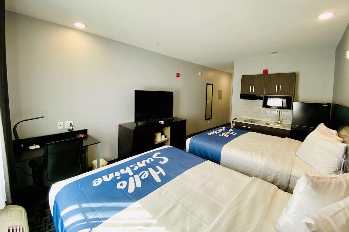 Kamar, 2 Tempat Tidur Queen, Bebas Asap Rokok (Kitchenette) | Meja kerja, ruang kerja ramah laptop, dan setrika/meja setrika