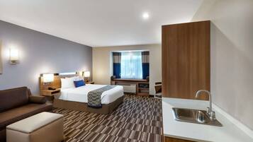 Suite studio, 1 grand lit, accessible aux personnes à mobilité réduite, non-fumeur (Mobility) | Coffre-fort, ameublement unique, bureau