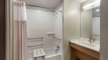 Un baño moderno con bañera, ducha y tocador.