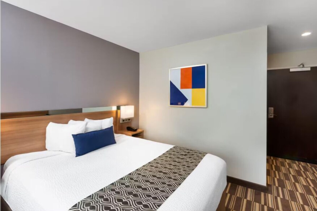 セーフティボックス (室内)、デスク、ノートパソコン用作業スペース、遮光カーテン