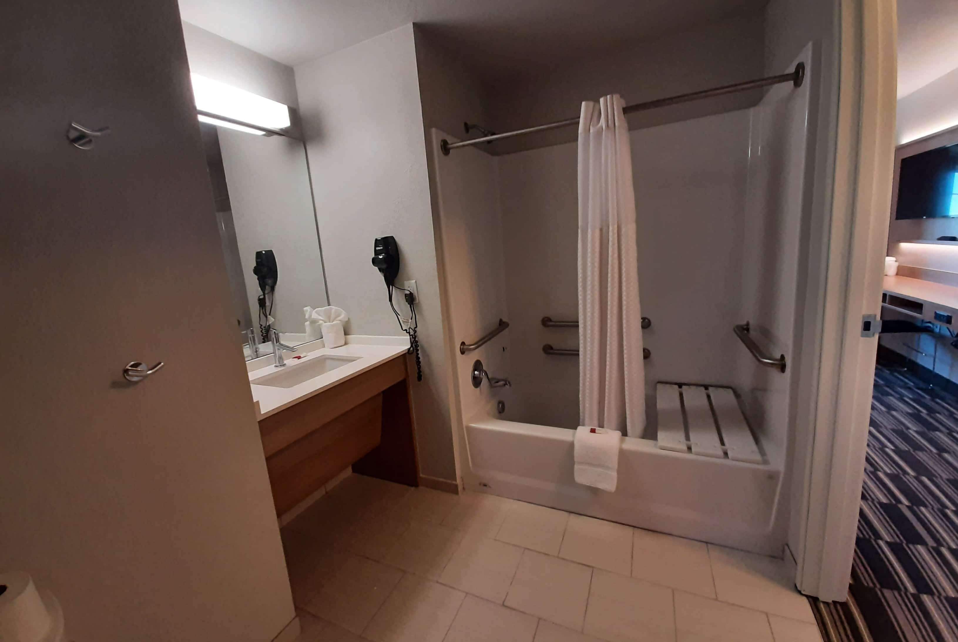 suite, 1 queen bed, accessible, non smoking (mobility, bathtub) | bathroom | combined shower/bathtub, towels