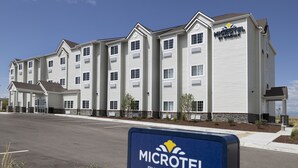 Ein Microtel by Wyndham Hotel mit einem Schild, das den Eingang zeigt.