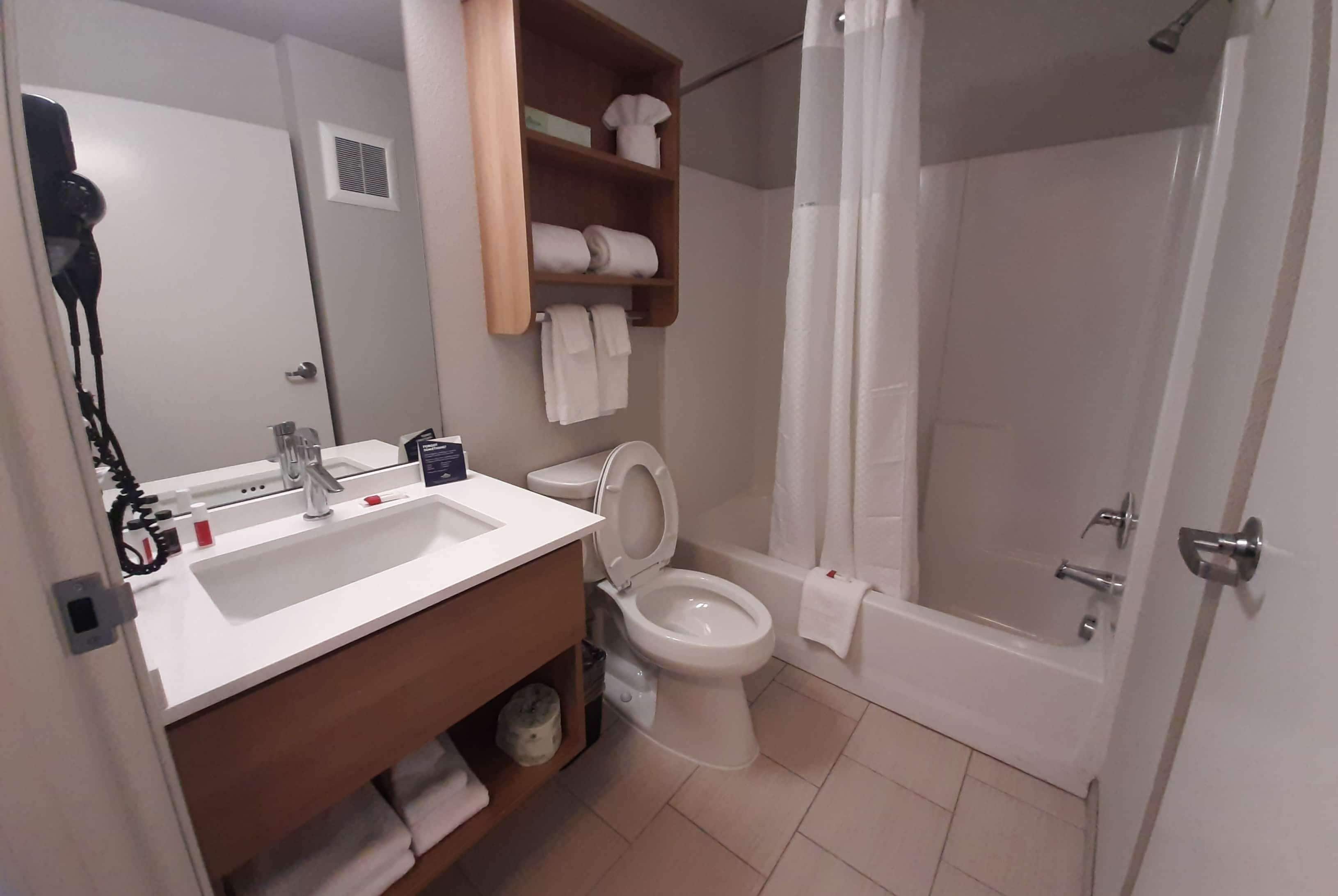 studio, 1 queen bed, non smoking | bathroom | combined shower/bathtub, towels