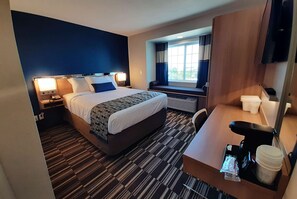 Zimmer, 1 Queen-Bett, Nichtraucher (East View) | Schreibtisch, laptopgeeigneter Arbeitsplatz, Bügeleisen/Bügelbrett