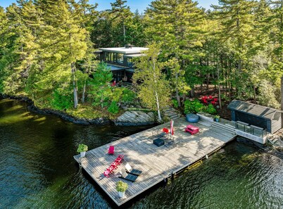 Gorgeous Muskoka masterpiece! Dockside cabana with bar!