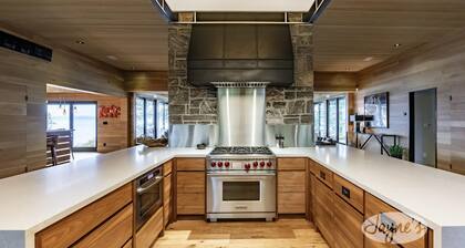 Gorgeous Muskoka masterpiece! Dockside cabana with bar!