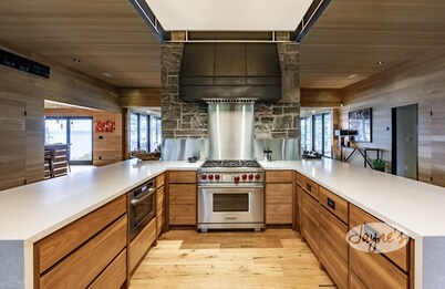 Gorgeous Muskoka masterpiece! Dockside cabana with bar!