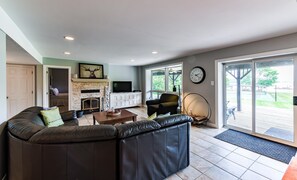 TV, fireplace
