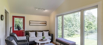 Renovated 4 Bed, 3 Bath. Mins from Port Sandfield. Tennis! Beach!