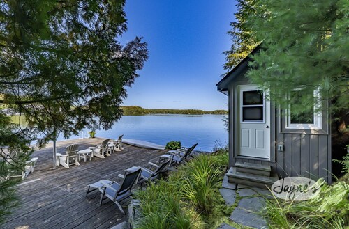 Gorgeous New Build on Rosseau with Pictuesque Views!! Sunset Deck! Sleeps 12!