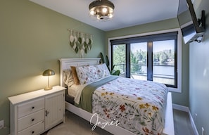 6 bedrooms, desk, free WiFi, bed sheets