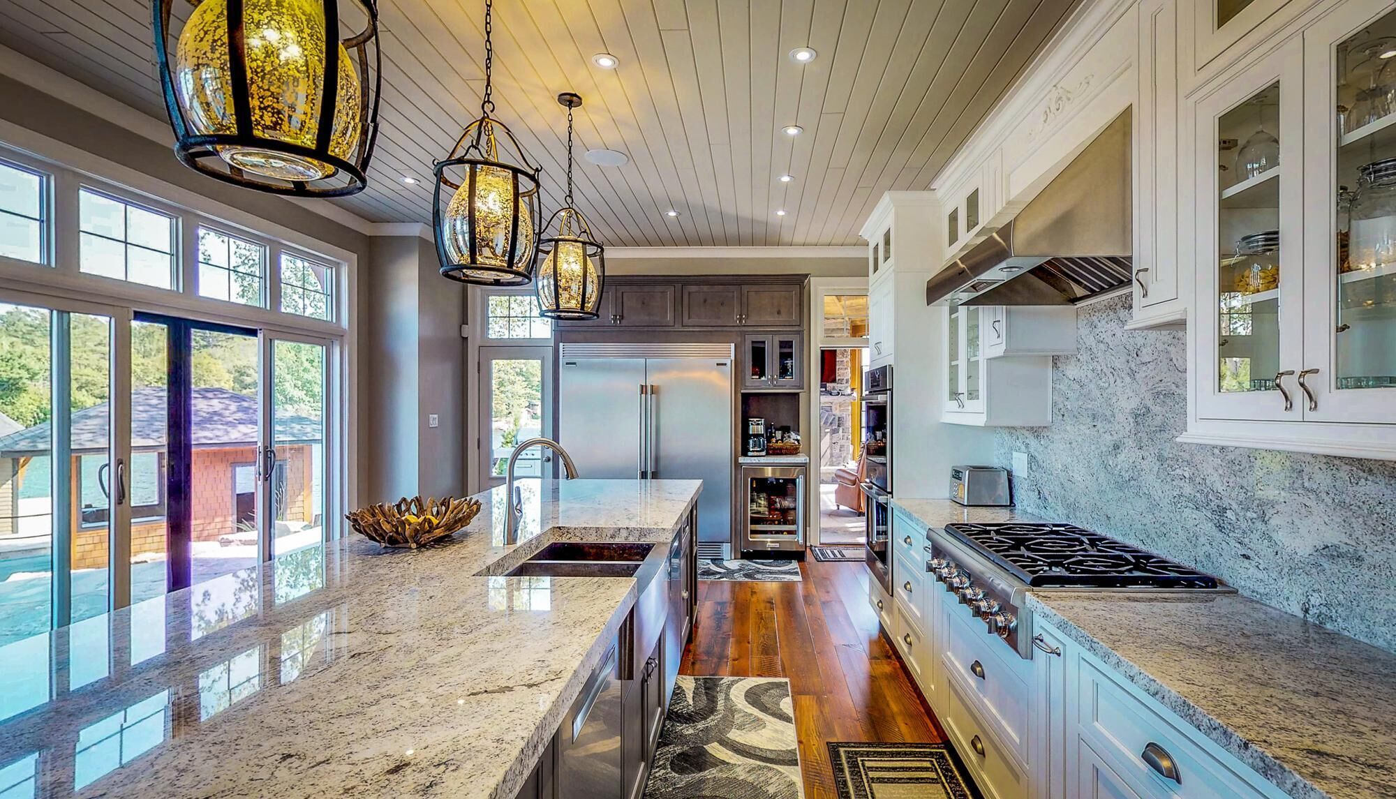 Glamorous Lakefront home in Pointe au Baril 6 Bed | 4 Bath | Hot Tub