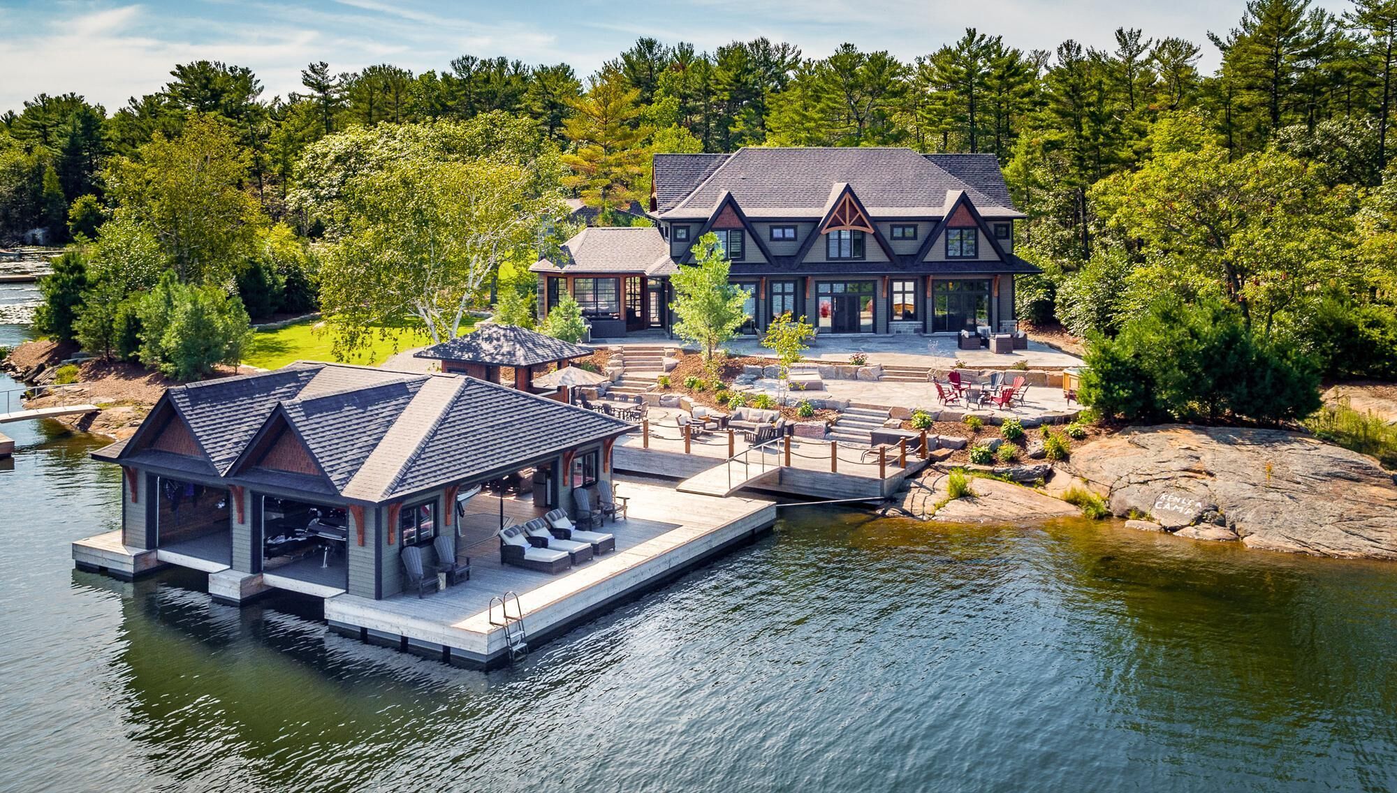 Glamorous Lakefront home in Pointe au Baril 6 Bed | 4 Bath | Hot Tub