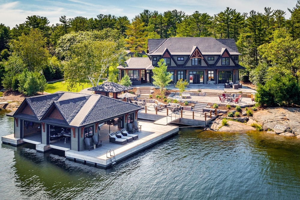 Glamorous Lakefront home in Pointe au Baril 6 Bed | 4 Bath | Hot Tub