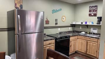 Jääkaappi, mikroaaltouuni, uuni, kahvin-/teenkeitin